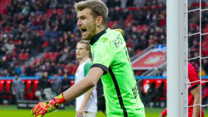 Hradecky längar efter action trots att läktarna kommer gapa tomma. Lukas Hradecky ropar.