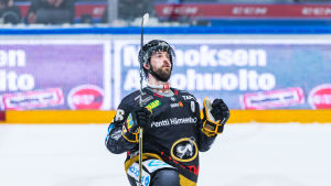 Nästa säsong blir den fjärde i Kärpät för Shaun Heshka. Shaun Heshka firar mål.