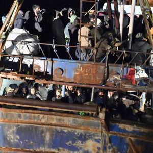 Enligt italienska myndigheter fanns det 487 människor ombord på den här rostiga fiskebåten som bogserades i hamn i Crotone, Kalabrien, tidigt på lördag morgon.