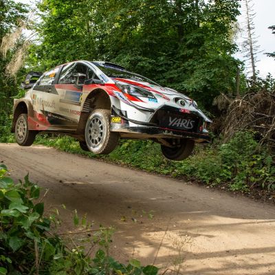 Kalle Rovanperä ja Jonne Halttunen testierikoiskokeella Viron MM-rallissa.