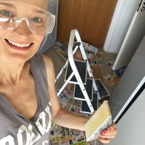 Maria köper lägenheter i dåligt skick och renoverar dem för att sedan hyra ut dem. Maria Friström i renoveringstagen.