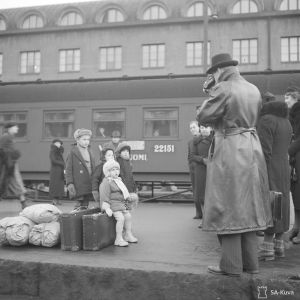 Evakkoja Helsingin rautatieasemalla vain pari minuuttia ennen talvisodan ensimmäistä pommitusta 30. marraskuuta 1939. Evakkoja Helsingin rautatieasemalla vain pari minuuttia ennen talvisodan ensimmäistä pommitusta 30. marraskuuta 1939.