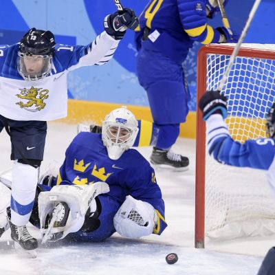 Riikka Välilä juhlii maalia Ruotsia vastaan.