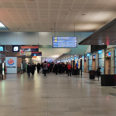 En folkmassa väntar på bussen i Kampens bussterminal.