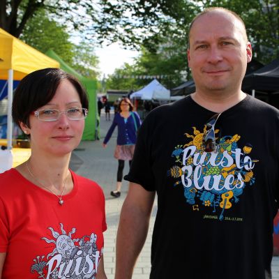 Kristiina Saarnikko ja Miikka Porkka Blueskadulla Järvenpäässä.