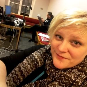 Selfie med programledare i bakgrunden. För det är så man gör i skolan på 2010-talet. Erica Vasama och Mathias Gustafsson