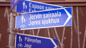 Personalen på förlossningsavdelningen i Esbo har klagat till Regionförvaltningsverket. Skyltar utanför sjukhuset i Esbo.