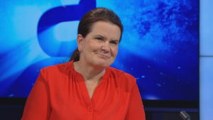 Eeva Ruotsalainen påpekar att de nya restriktionerna inte ännu syns i siffrorna. Eeva Ruotsalainen intervjuas i A-studio.