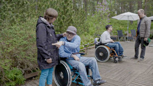 Marianne, Markus, Robin och Jyrki Pinomaa träffas för första gången på riktigt efter att ha umgåtts via digitala hjälpmedel i tre månader.