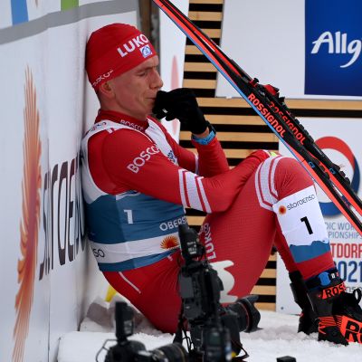 Aleksandr Bolshunov pyyhkii kyyneleitä.