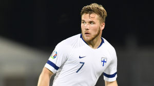 Benjamin Källman spelade i A-landslaget i EM-kvalmatchen mot Liechtenstein i somras. Benjamin Källman med bollen.