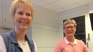 Birgitta Udd och Lea Adolfsson hoppas på att Raseborg väljer det förmånligaste alternativet i stadshusfrågan. -