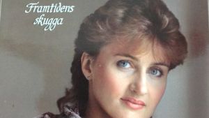 År 1983 släppte Ami Aspelund albumet Framtidens skugga. Kari Kuusamo spelar piano på låtarna. Ami Aspelund Framtidens skugga -levynkansikuvassa 1983.