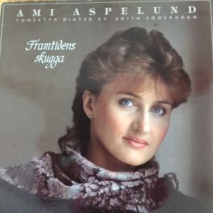 Ami Aspelund herkimmillään ja voimakkaimmillaan Edith Södergranin runojen tulkitsijana 1983. Ami Aspelund Framtidens skugga -levynkansikuvassa 1983.