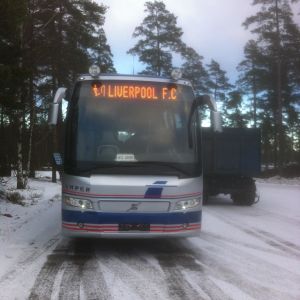 Liverpool FC och Manchester United är ärkerivaler i den engelska ligan Premier League. Företagare Johan Ampers buss med fotbollsklubben Liverpool FC:s namn.