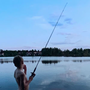 Anna-Elina Lyytikäisen Kyösti-poika virvelöimässä laiturilla.