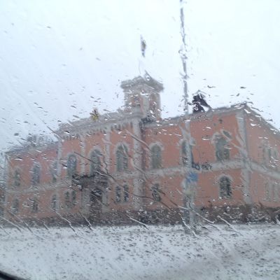 lovisa rådhus genom regnvåt vindruta 29.01.2015