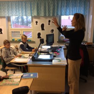 Luokanopettaja Heli Heikkilä on intensiivinen opettaja. Meneillään bigen oppitunti Metsäkylän koulun 5. luokalla