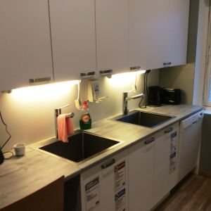 Något bra: köket är nytt. Dubbla kranar och spisar behövs när åtta personer gör mat. kök