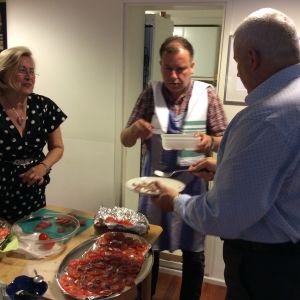 Vielä viime hetken kiireisiä valmisteluja. Marja-Liisa Aimo-Susi, Jarmo Kehusmaa ja Stefan Westerback. Viime hetken valmisteluja gastronomia-iltaan Helsingin rasnkalais-suomalaisessa yhdistyksessä. (Vas), Marja-Liisa Aimo-Susi, Jarmo Kehusmaa, Stefan Westerbacka