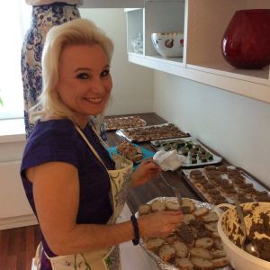 Satu Westerback, Helsingin ranskalais-suomalaisen yhdistyksen hallituksesta auttaa gastronomisen illan kulussa. Gastronomista iltaa valmistelee Helsingin ranskalais-suomalaisessa yhdistyksessä Satu Westerbacka