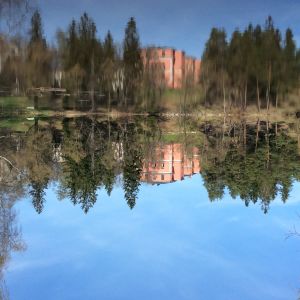 Kellokosken sairaala järveltä kuvattuna, heijastus ylösalaisin