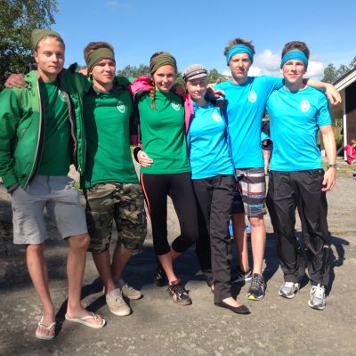 Eemeli Repo, Lukas Kamis och Lucinda Kraufvelin från Hangö gymnasium och Lea Ekblad, Anton Nilsson och Dante Jarhos från Mattlidens gymnasium.