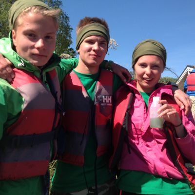 Eemeli Repo, Lukas Kamis och Lucinda Kraufvelin är nöjda då de hämtat plankton, Lukas Kamis rodde bra och samarbetet fungerade.