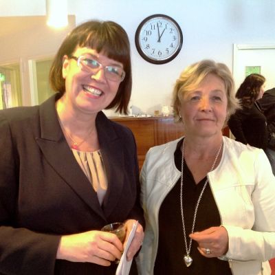 Alva Forsius-stiftelsens styrelseordförande Mikaela Nylander och chefen för social- och familjetjänster Maria Andersson