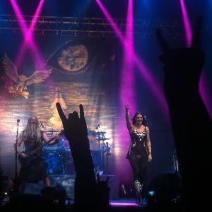 Marco ja Floor lavalla Teatro Metropólitanissa. Nightwish esiintyy Teatro Metropolitanissa Méxicossa 2015.