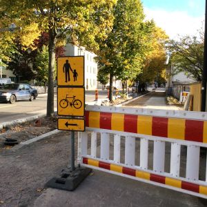 Anvisningskyltar för fotgängare och cyklister vid trottaren