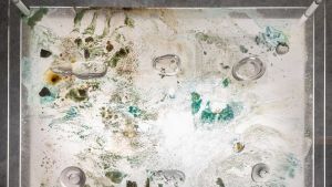 Tuomas A. Laitinens verk Dossier of Osmosis (2018). närbild på ett konstverk gjort av mineraler och syror.