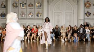 Kelet under Helsinki Fashion Week. Kelet som modell på en modevisning på Riddarhuset i Helsingfors.