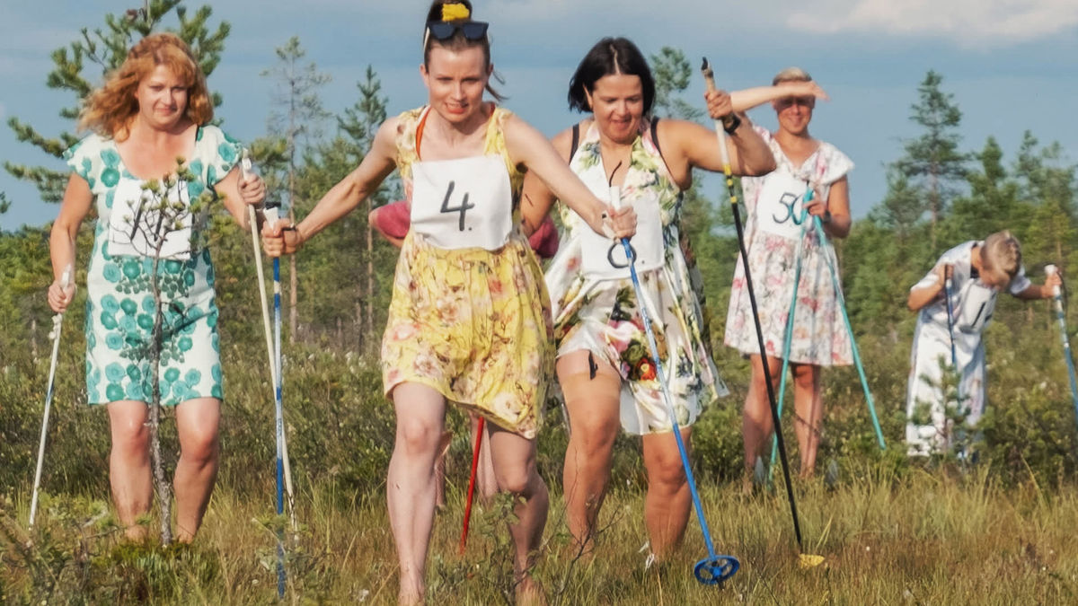 Trodde du att du redan sett allt? Blomklännings- och klackskokärringskidning är ett evenemang där finländsk kreativitet kulminerar - Vimarsana News
