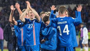 Efter segern mot Kosovo säkrade Island en plats i VM. Isländarna firar efter slutsignalen.