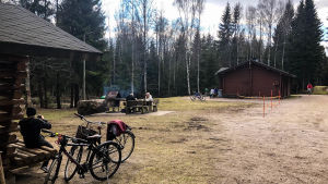 Från Humlastugan i Veckjärvi tar många vandringsleder vid åt många olika håll. Grillplats vid friluftsstuga.