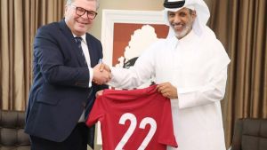 Ari Lahti skakar hand med Hamad Bin Khalifa Bin Ahmad Al-Thani