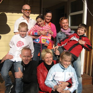 Föräldrarna och barnen, tio år senare. Skådespelare ur Härlig är jorden-ensemblen, och de fyra barnen.