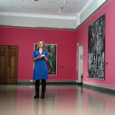 Taiteilija Stiina Saaristo Kissimirrit ja yksi petetty pupunen II -näyttelytilassa.