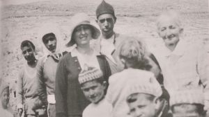 Hilma Granqvist, kallad Sitt Halime, tillsammans med Sitt Louisa. Här omgivna av barn i byn Artas i 1920-talets Palestina. Hilma intresserade sig särskilt för barnens skolgång, som hon tyckte att gärna hade fått vara bättre ordnad. Hilma Granqvist och Sitt Louisa omgivna av barn i byn Artas i Palestina. Hilma intresserade sig särskilt för barnens skolgång, som hon tyckte att gärna hade fått vara bättre ordnad. 1920-talet.