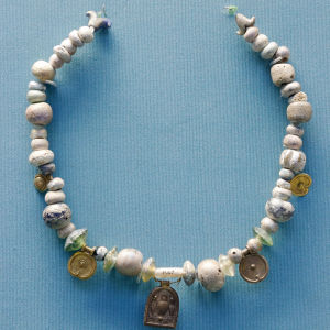 Feniciskt glashalsband från 500-talet f.Kr., utställt på British Museum. Feniciskt halsband med glaspärlor från 500-talet f.Kr., utställt på British Museum.