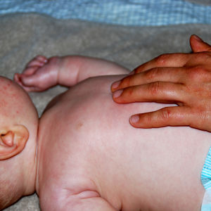 Hierontaa ei kannata aloittaa vastan seudulta, koska vatsa on pienillä vauvoilla usein herkkä. Vatsan hieronnan suhteen kannattaa myös muistaa, että hieronta kannattaa aloittaa alhaalta vasemmalta (vauvan oikea) nostaen puoli ympyrän muodossa ja sivellä v