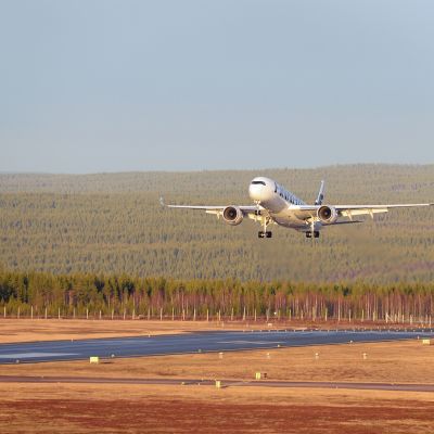 Uusi uljas Airbus A350-900 ylilennolla Rovaniemen kentällä 5.11.