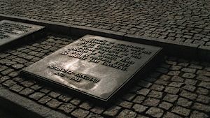 Muistolaatta Auschwitz Birkenaussa surmatuille