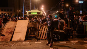 En del av demonstranterna byggde barrikader och försvarade sig mot polisen under natten Demonstranter framför en barrikad
