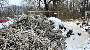 Kommunerna ansvarar för skrot och bråte som blir kvar efter att ett våningshus rivs. Metallskrot och annat bråte på en plats där ett hus precis har rivits.