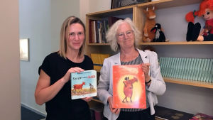 Nadja Kandrusevitj-Shidlovskaja (till vänster) har översatt flera Mamma Mu-böcker till belarusiska. Författaren Jujja Wieslander har besökt Belarus nio gånger under de gångna åren. Översättaren Nadya Kandrusevich tillsammans med jujja Wieslander som skapat Mamma Mu.
