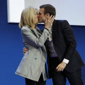 Emmanuel Macron kysser sin hustru Brigitte Trogneux under segerfesten i Paris.