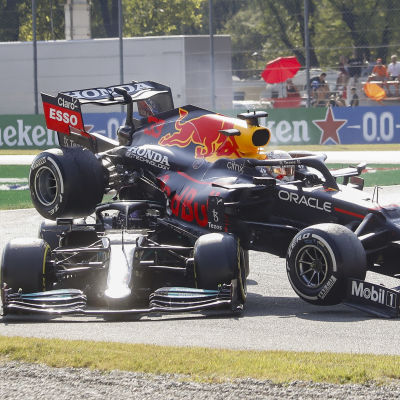 Lewis Hamilton och Max Verstappen kolliderar.