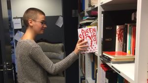 De som studerar litteraturvetenskap får vara beredda på att läsa mycket. Biblioteket på Litteraturvetenskapen vid Åbo Akademi.